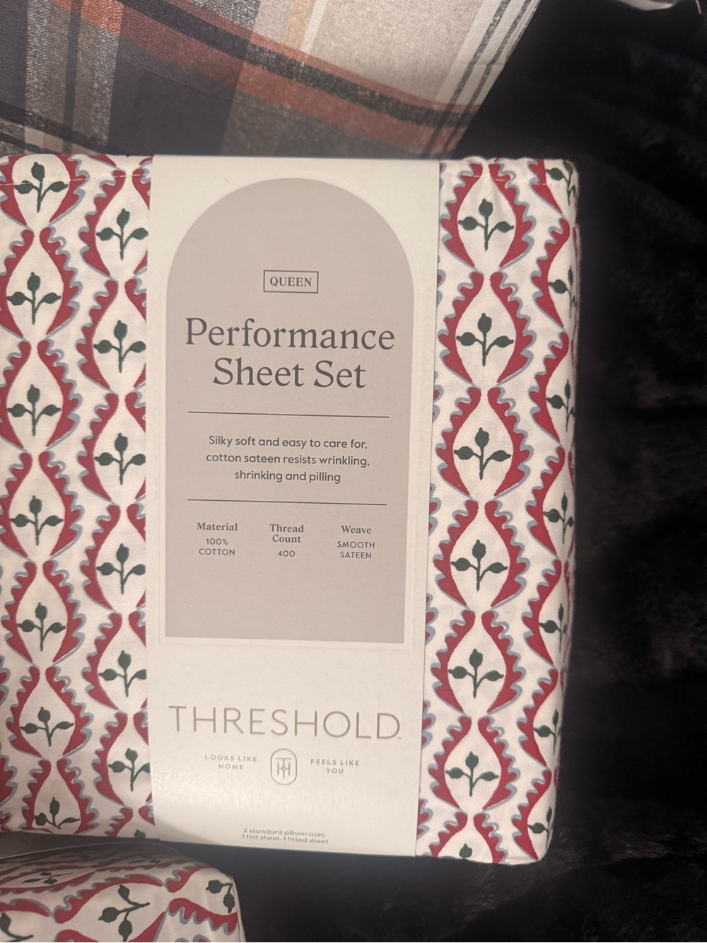 Threshold Queen Performance Sheet Set - Red, Green & White Pattern